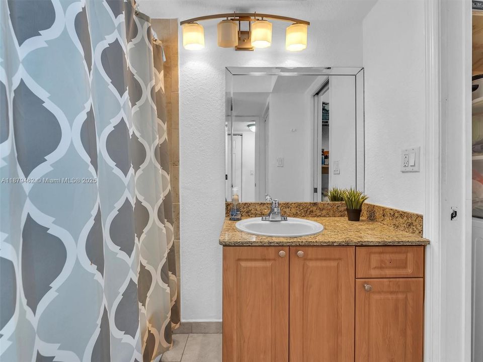 合同活跃: $299,000 (2 贝兹, 1 浴室, 980 平方英尺)