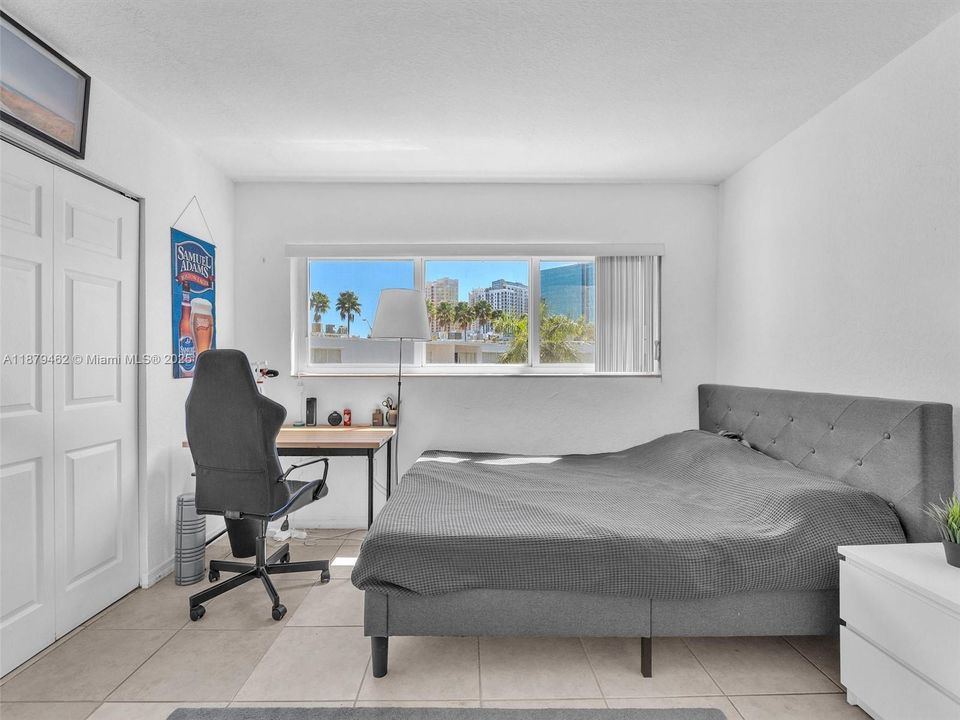 合同活跃: $299,000 (2 贝兹, 1 浴室, 980 平方英尺)