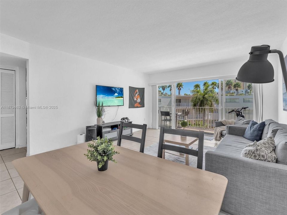 合同活跃: $299,000 (2 贝兹, 1 浴室, 980 平方英尺)