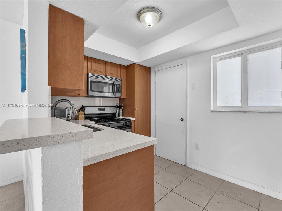 合同活跃: $299,000 (2 贝兹, 1 浴室, 980 平方英尺)