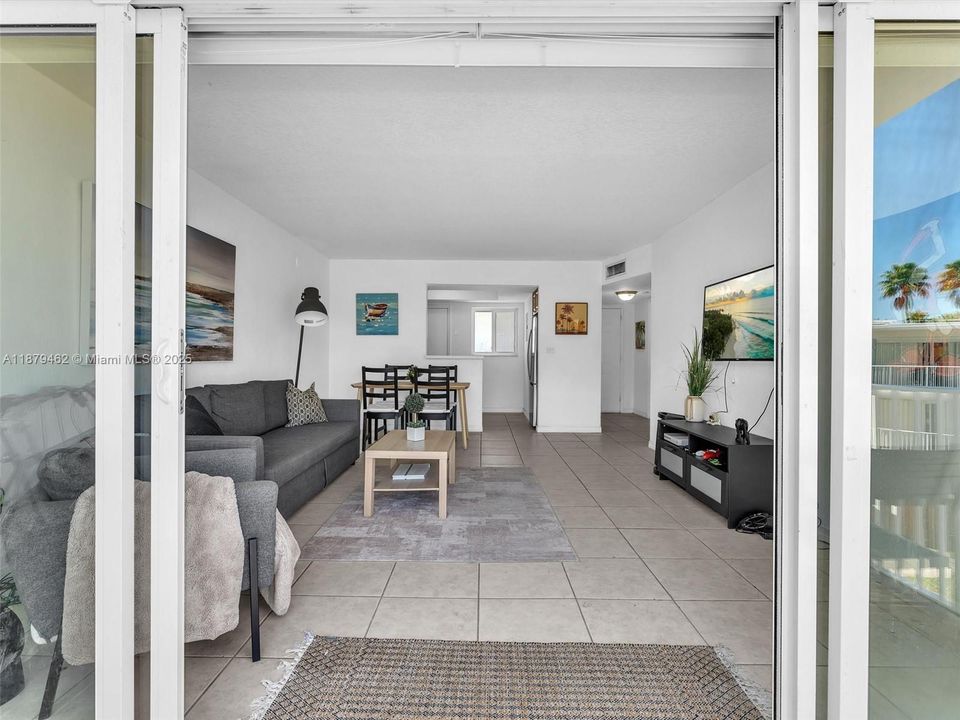 合同活跃: $299,000 (2 贝兹, 1 浴室, 980 平方英尺)