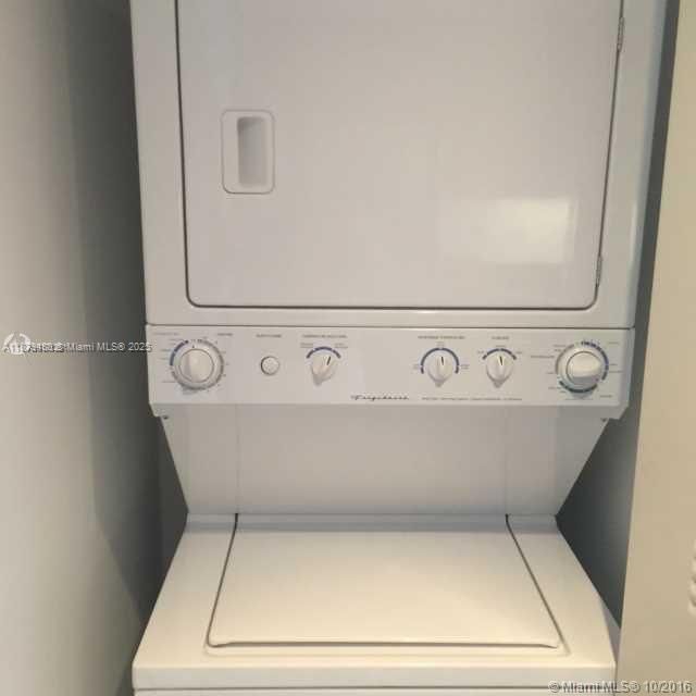 待售: $255,000 (1 贝兹, 1 浴室, 594 平方英尺)