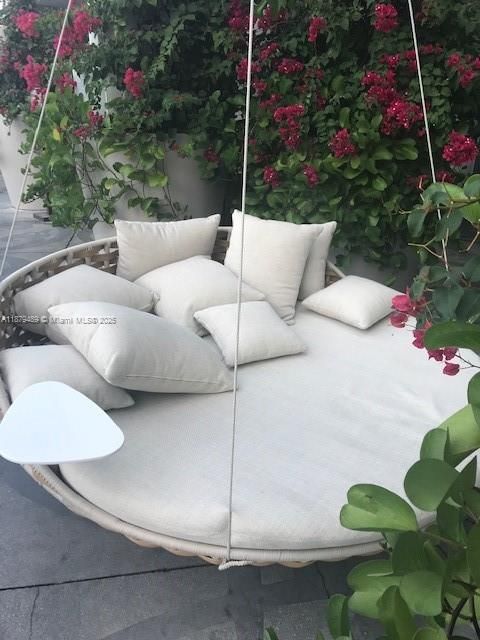 待售: $575,000 (1 贝兹, 1 浴室, 696 平方英尺)