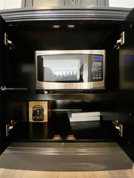 待售: $575,000 (1 贝兹, 1 浴室, 696 平方英尺)