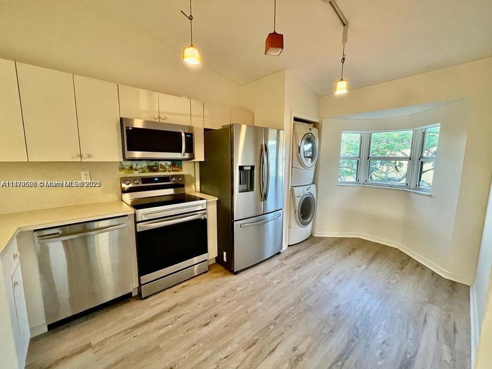 Active With Contract: $1,845 (2 beds, 2 baths, 910 Square Feet)