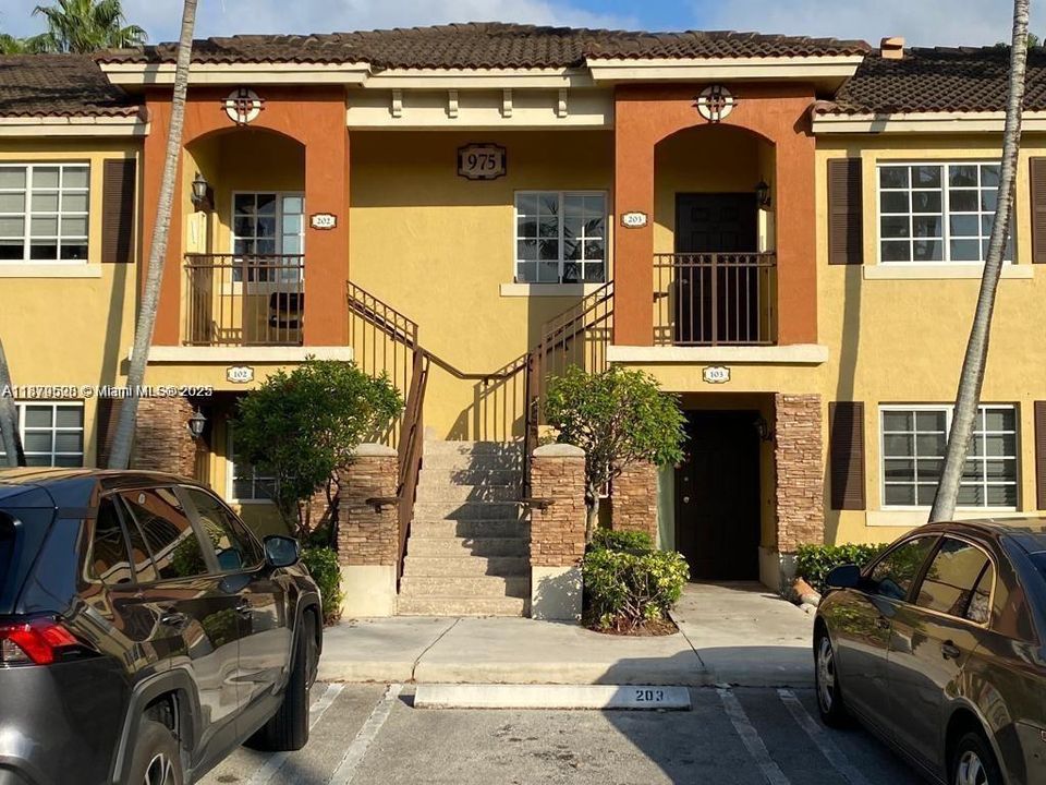 Active With Contract: $1,845 (2 beds, 2 baths, 910 Square Feet)
