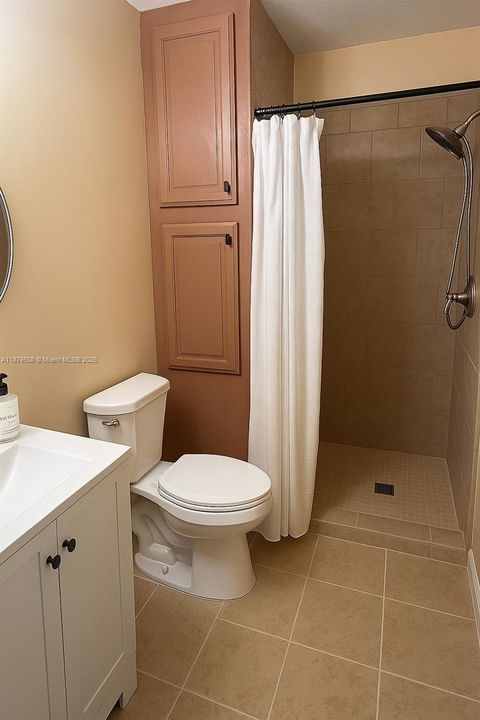 Active With Contract: $1,845 (2 beds, 2 baths, 910 Square Feet)