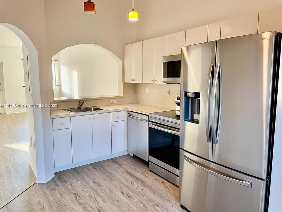 Active With Contract: $1,845 (2 beds, 2 baths, 910 Square Feet)