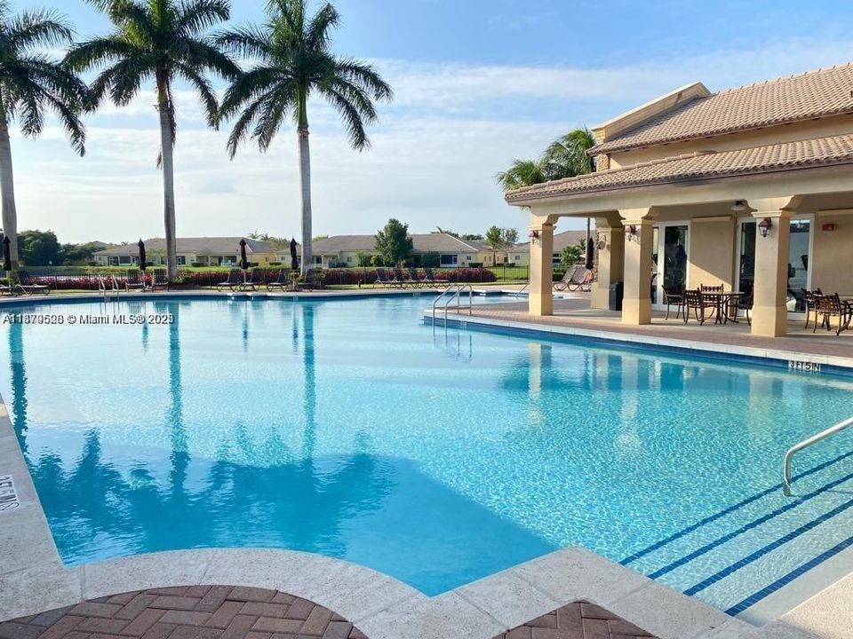 Active With Contract: $1,845 (2 beds, 2 baths, 910 Square Feet)