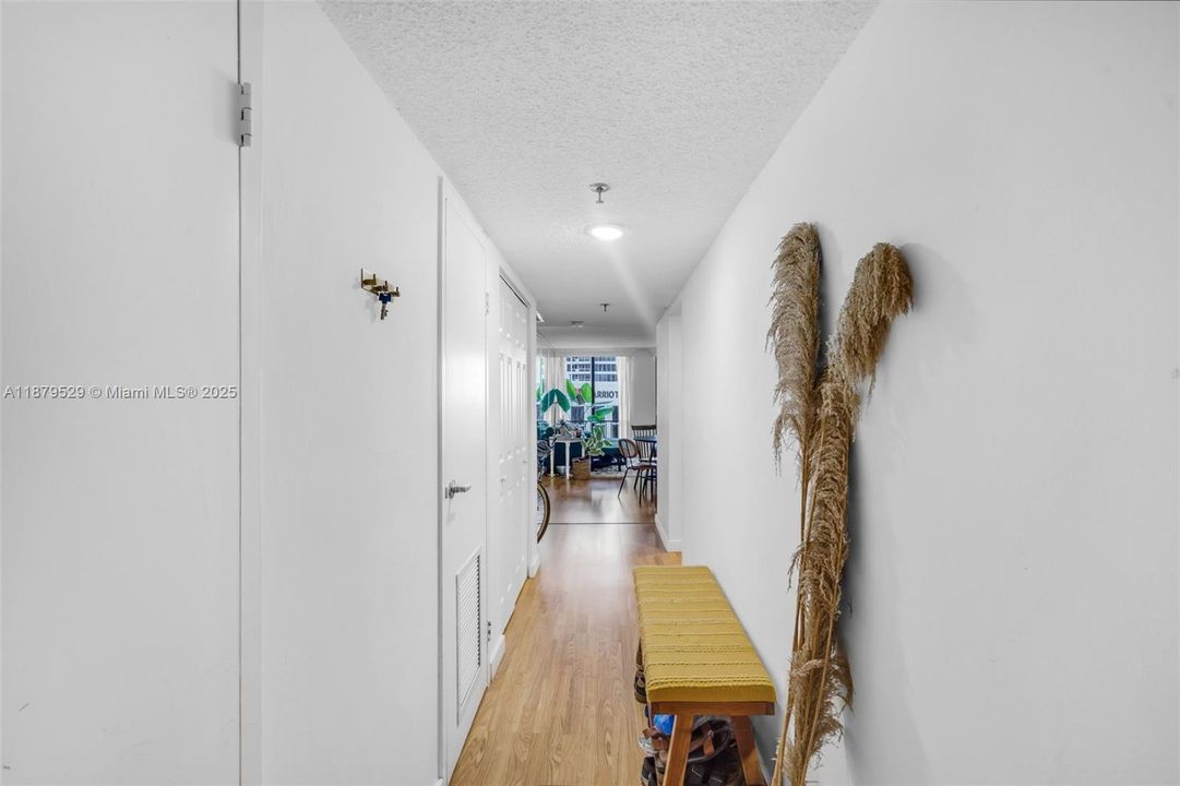 待售: $425,000 (1 贝兹, 1 浴室, 890 平方英尺)