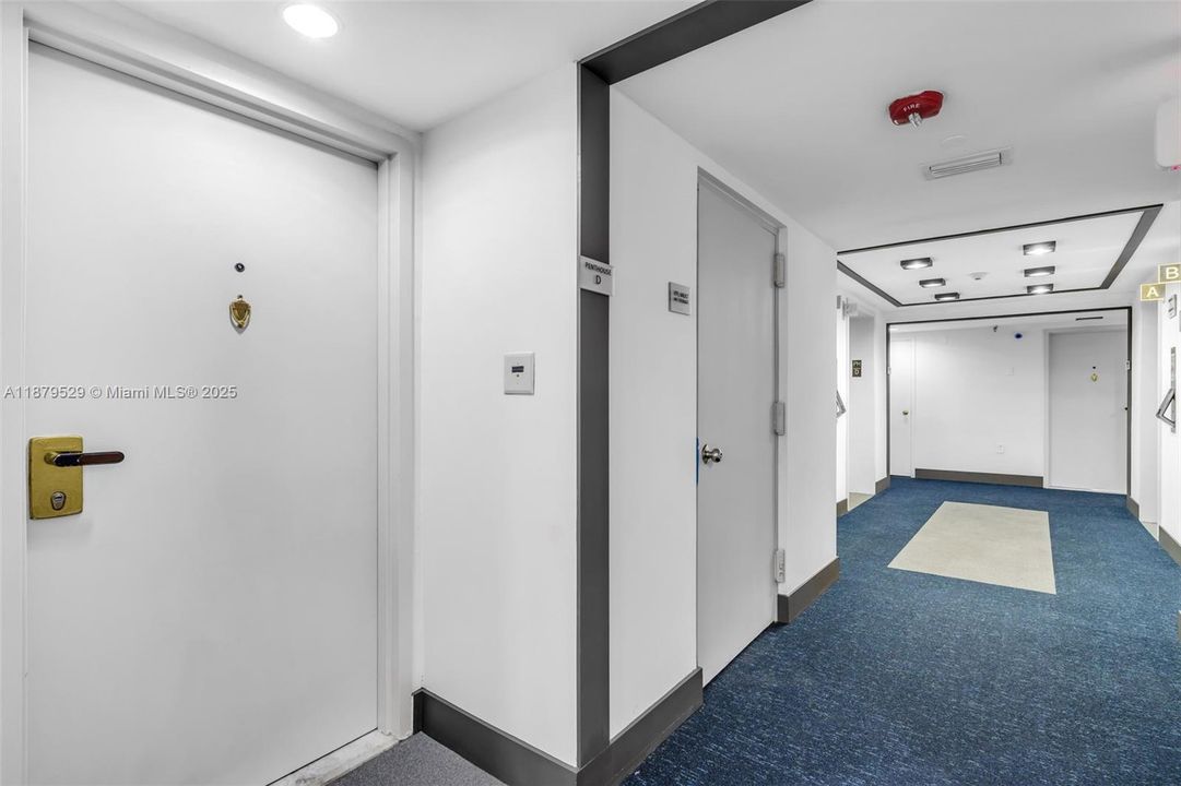 待售: $425,000 (1 贝兹, 1 浴室, 890 平方英尺)