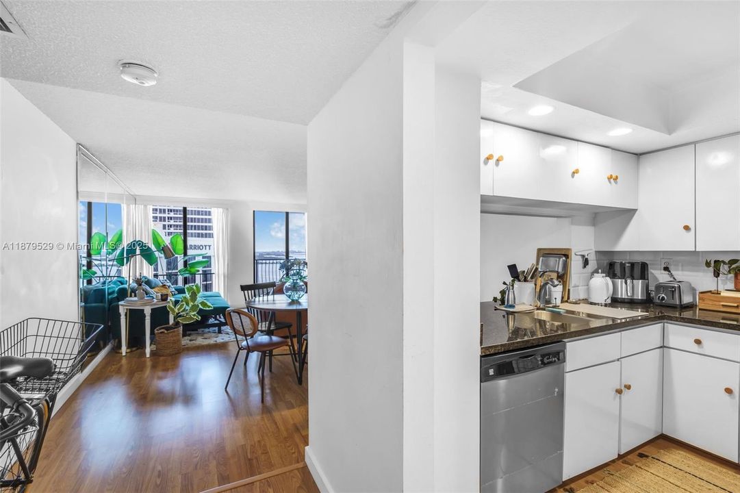 待售: $425,000 (1 贝兹, 1 浴室, 890 平方英尺)