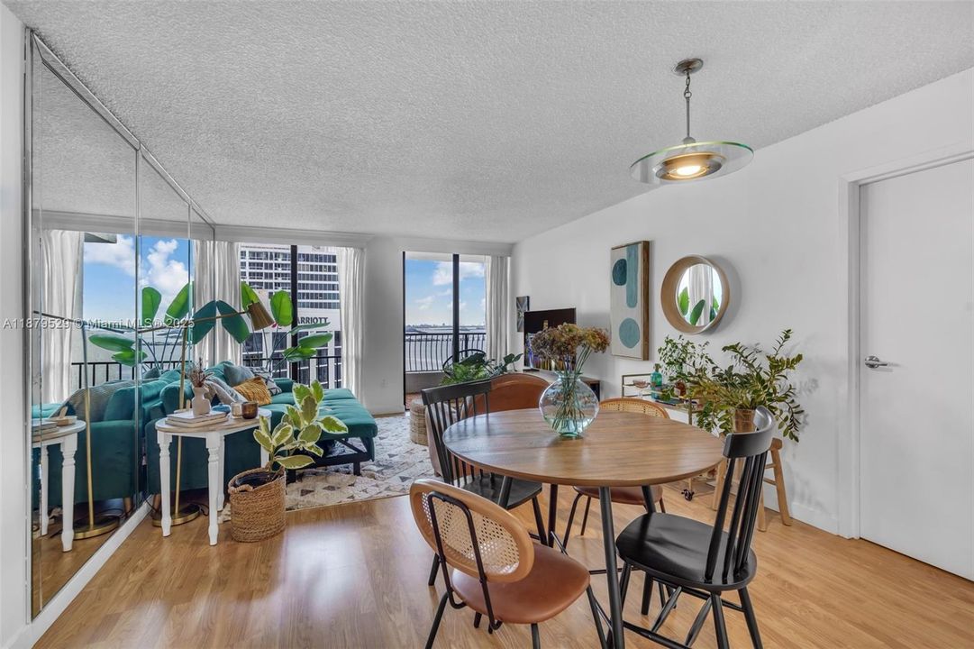 待售: $425,000 (1 贝兹, 1 浴室, 890 平方英尺)