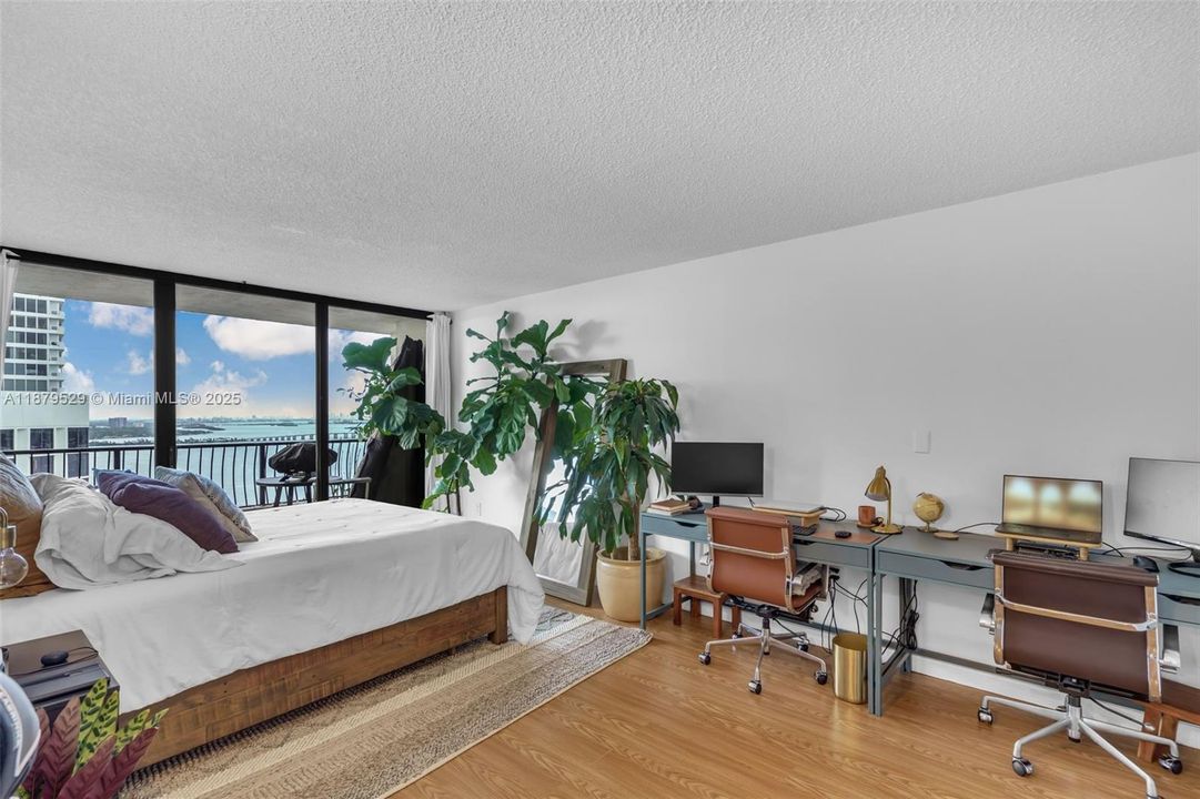 待售: $425,000 (1 贝兹, 1 浴室, 890 平方英尺)