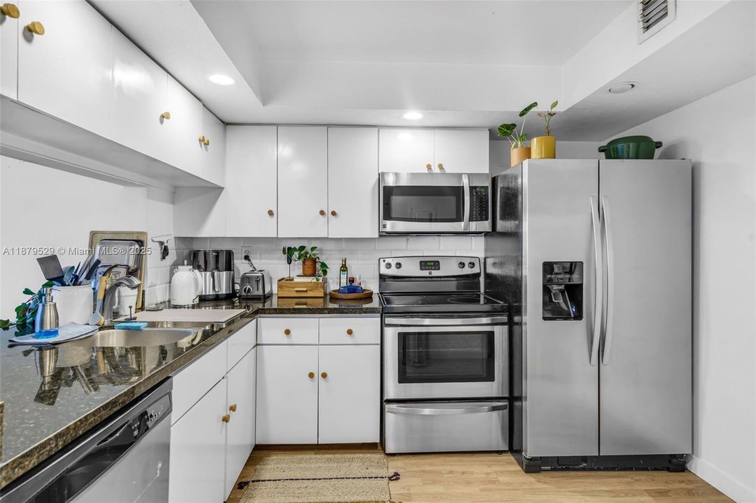 待售: $425,000 (1 贝兹, 1 浴室, 890 平方英尺)