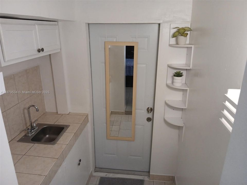 For Rent: $1,300 (1 beds, 1 baths, 1329 Square Feet)