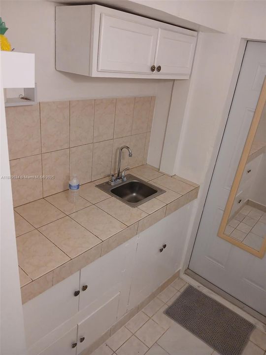 For Rent: $1,300 (1 beds, 1 baths, 1329 Square Feet)