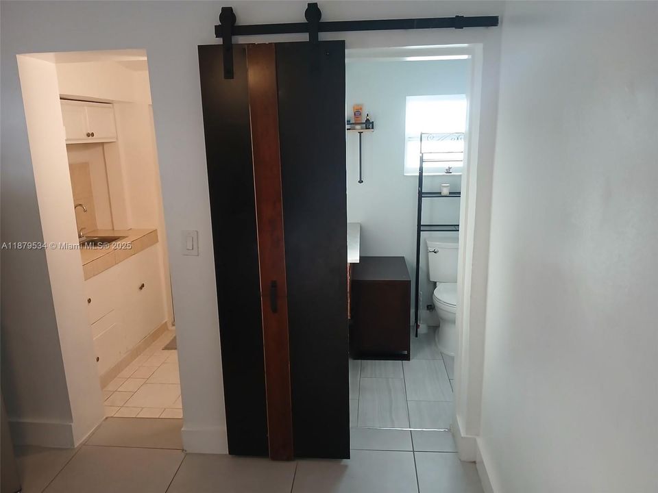 For Rent: $1,300 (1 beds, 1 baths, 1329 Square Feet)