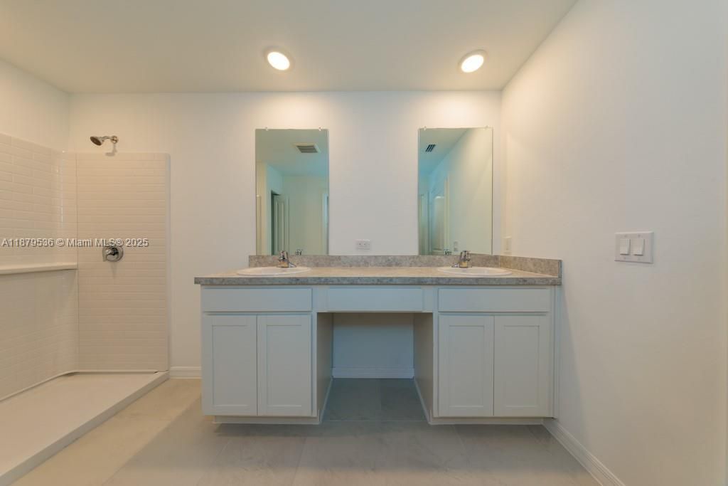 Activo con contrato: $294,990 (4 camas, 2 baños, 0 Pies cuadrados)