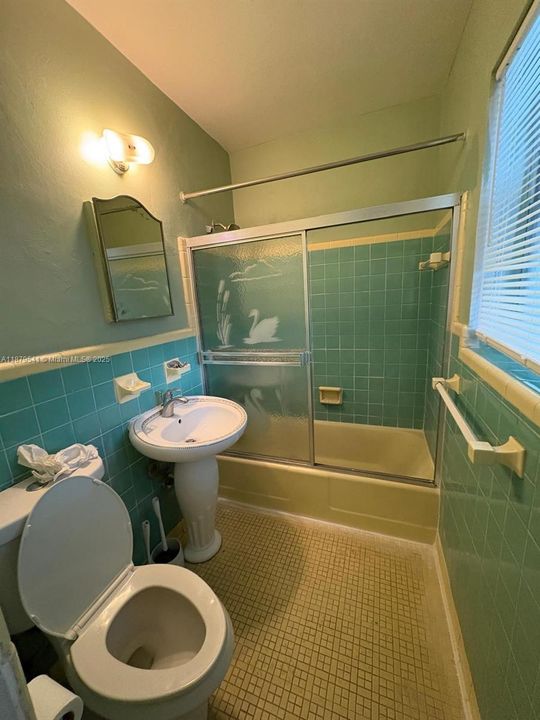 Active With Contract: $1,700 (1 beds, 1 baths, 1803 Square Feet)