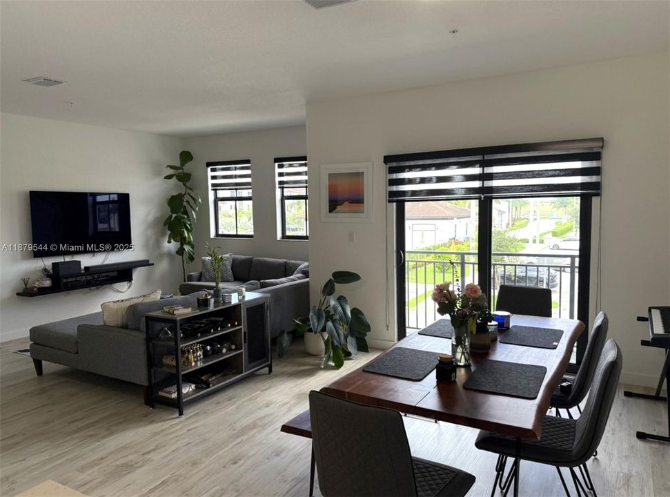 合同活跃: $2,499 (2 贝兹, 2 浴室, 1313 平方英尺)