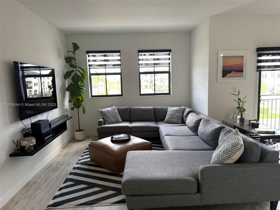 合同活跃: $2,499 (2 贝兹, 2 浴室, 1313 平方英尺)