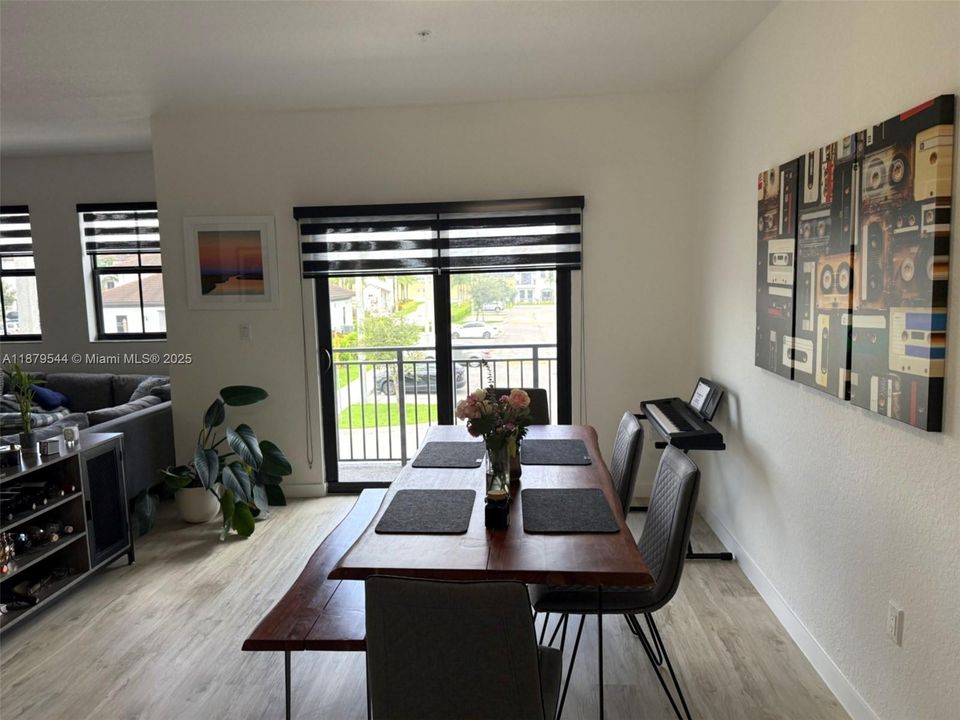 合同活跃: $2,499 (2 贝兹, 2 浴室, 1313 平方英尺)