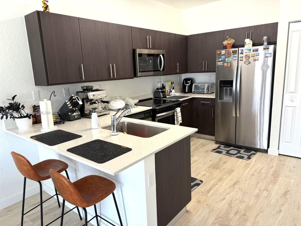 合同活跃: $2,499 (2 贝兹, 2 浴室, 1313 平方英尺)