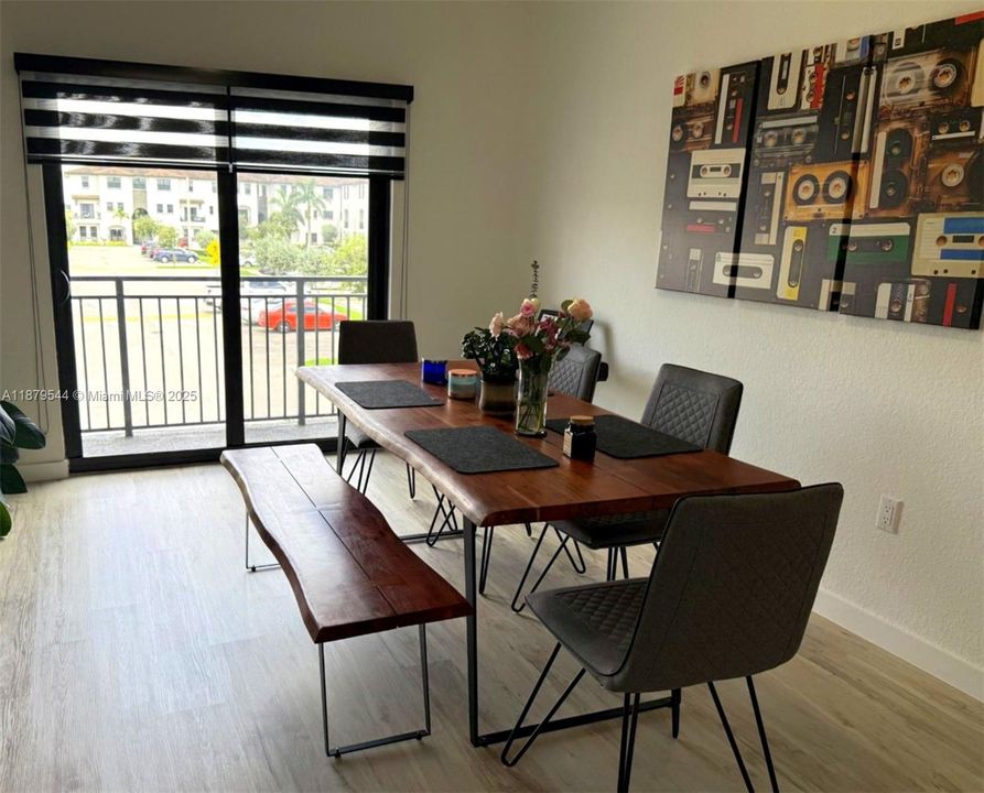 合同活跃: $2,499 (2 贝兹, 2 浴室, 1313 平方英尺)