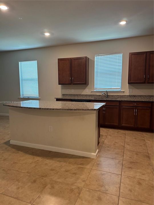 Недавно арендовано: $2,800 (4 спален, 3 ванн, 1975 Квадратных фут)