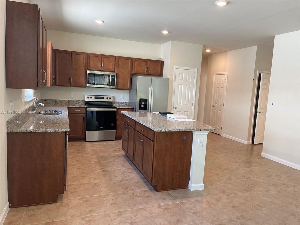 Недавно арендовано: $2,800 (4 спален, 3 ванн, 1975 Квадратных фут)