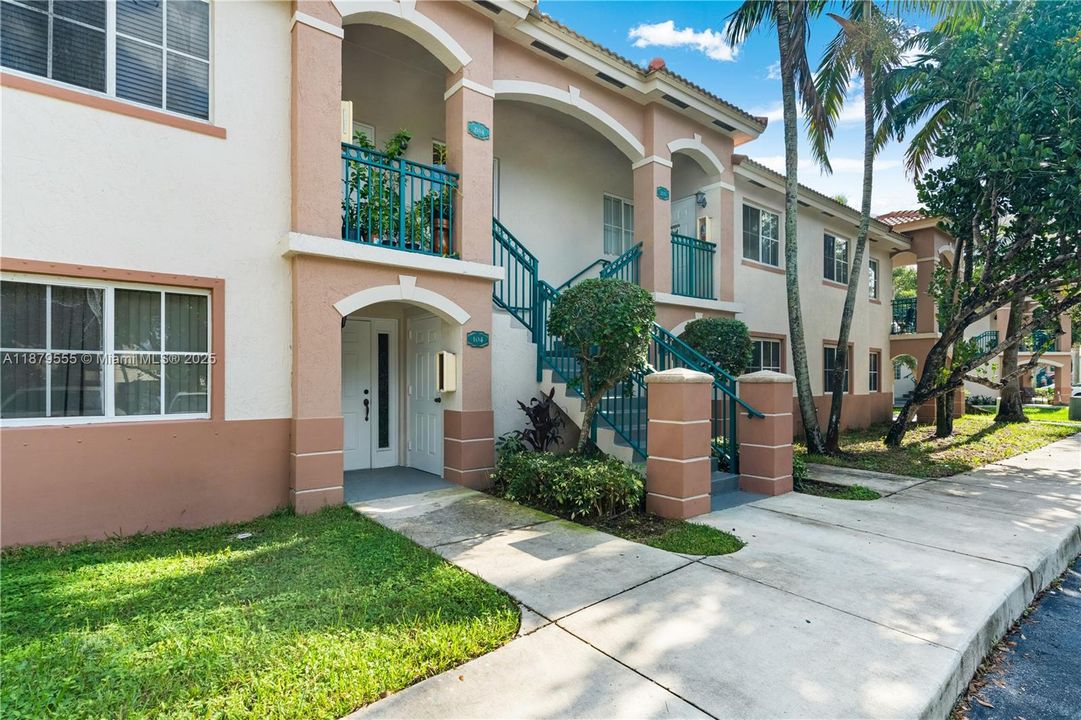 For Sale: $189,000 (2 beds, 2 baths, 822 Square Feet)