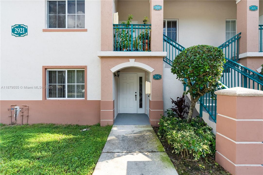 For Sale: $189,000 (2 beds, 2 baths, 822 Square Feet)