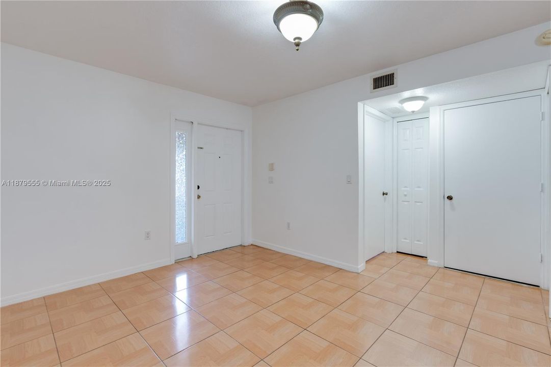 For Sale: $189,000 (2 beds, 2 baths, 822 Square Feet)