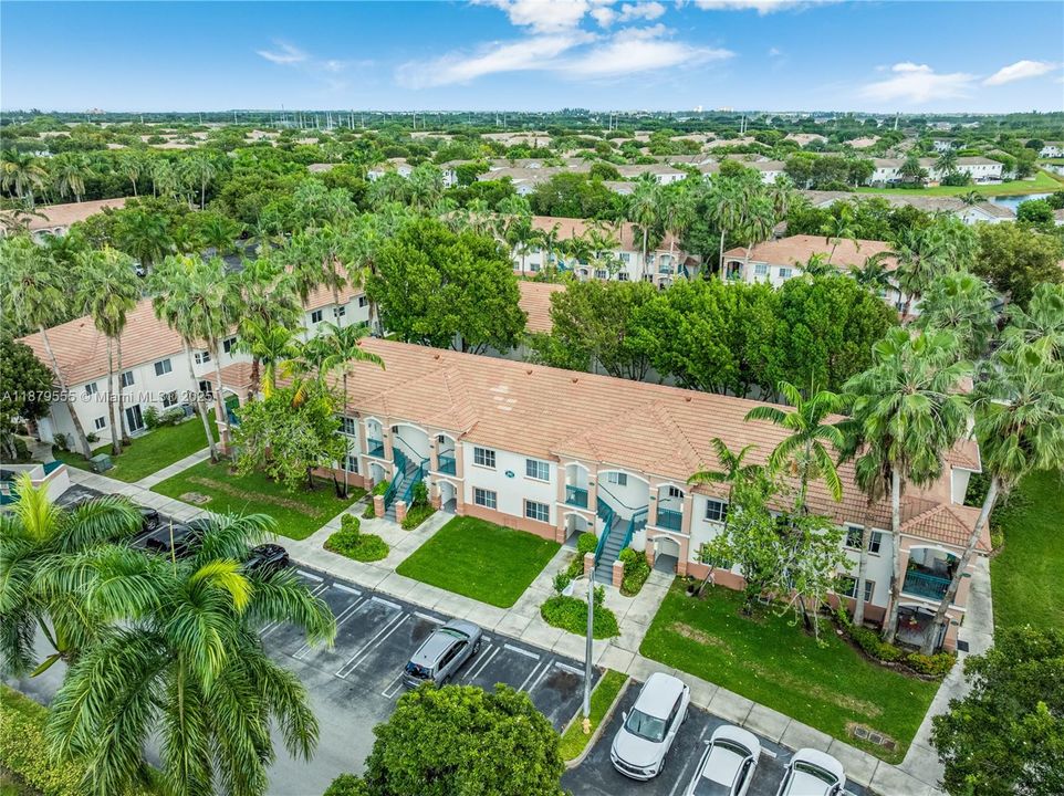 For Sale: $189,000 (2 beds, 2 baths, 822 Square Feet)