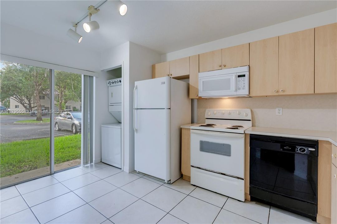For Sale: $189,000 (2 beds, 2 baths, 822 Square Feet)