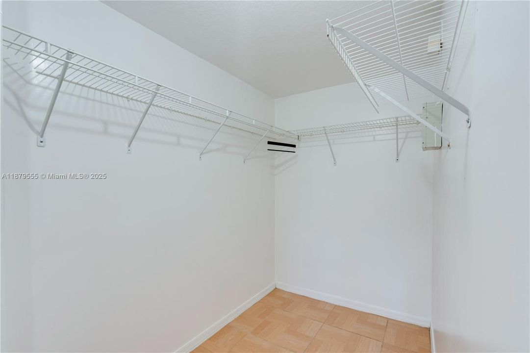 For Sale: $189,000 (2 beds, 2 baths, 822 Square Feet)