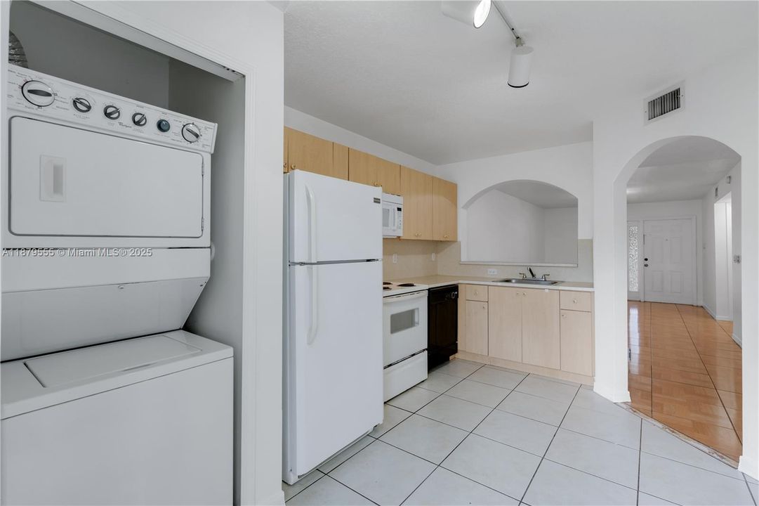 For Sale: $189,000 (2 beds, 2 baths, 822 Square Feet)