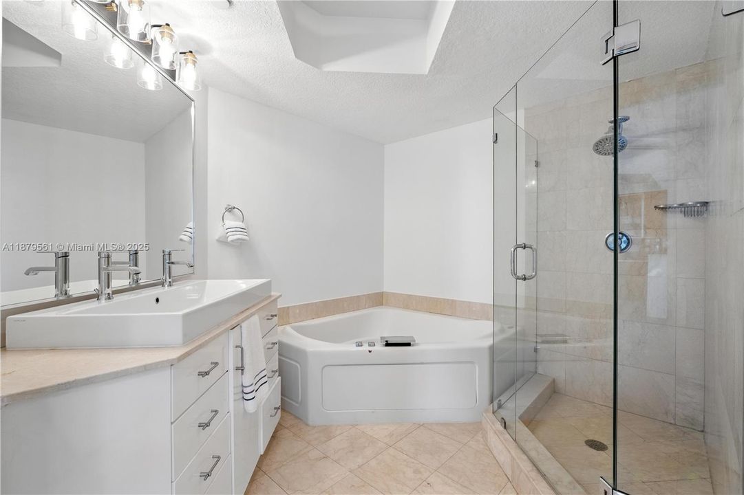 Activo con contrato: $8,500 (2 camas, 2 baños, 1477 Pies cuadrados)