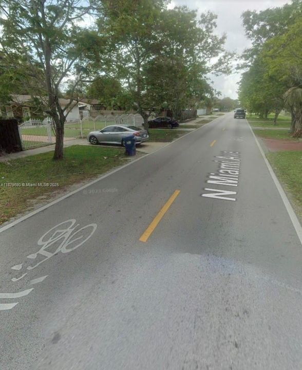 На продажу: $500,000 (0.27 acres)