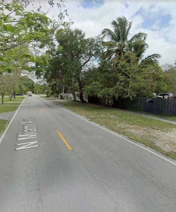 На продажу: $500,000 (0.27 acres)