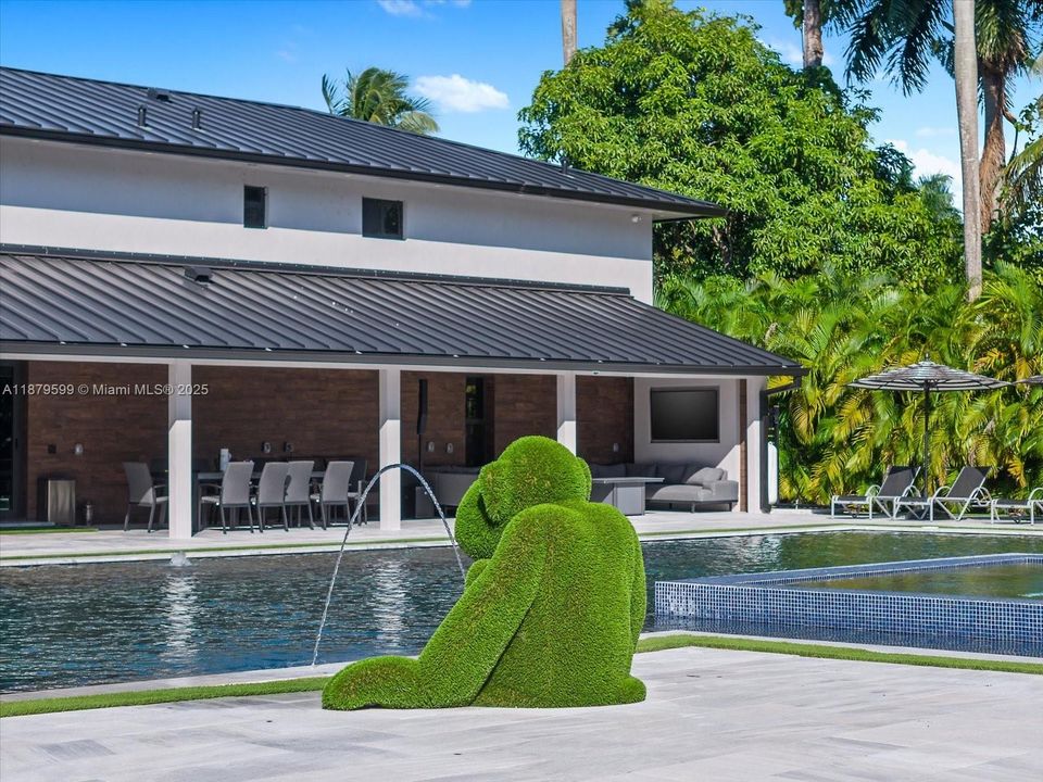 出租: $50,000 (6 贝兹, 5 浴室, 5324 平方英尺)