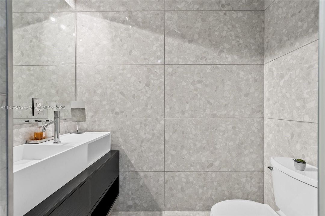 出租: $50,000 (6 贝兹, 5 浴室, 5324 平方英尺)