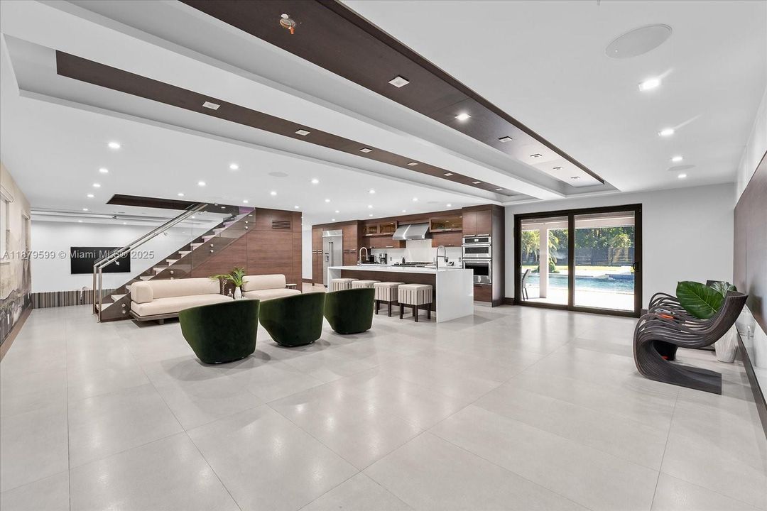 出租: $50,000 (6 贝兹, 5 浴室, 5324 平方英尺)