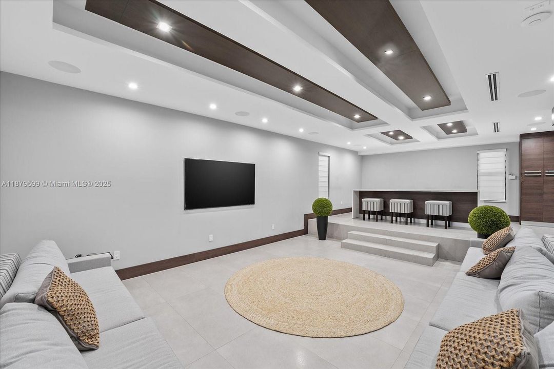 出租: $50,000 (6 贝兹, 5 浴室, 5324 平方英尺)