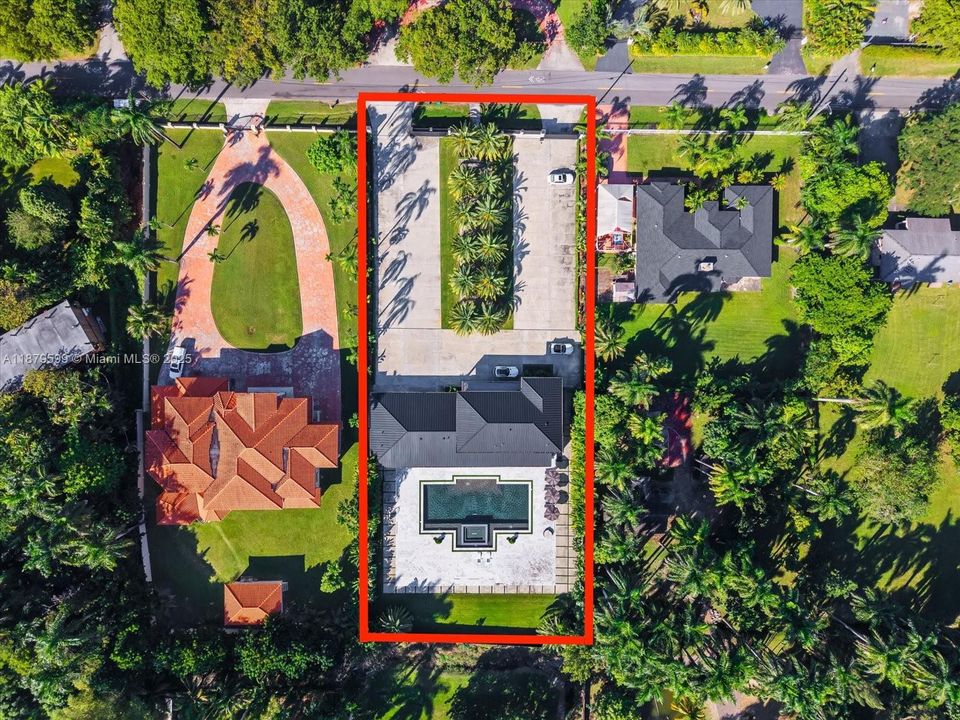 出租: $50,000 (6 贝兹, 5 浴室, 5324 平方英尺)