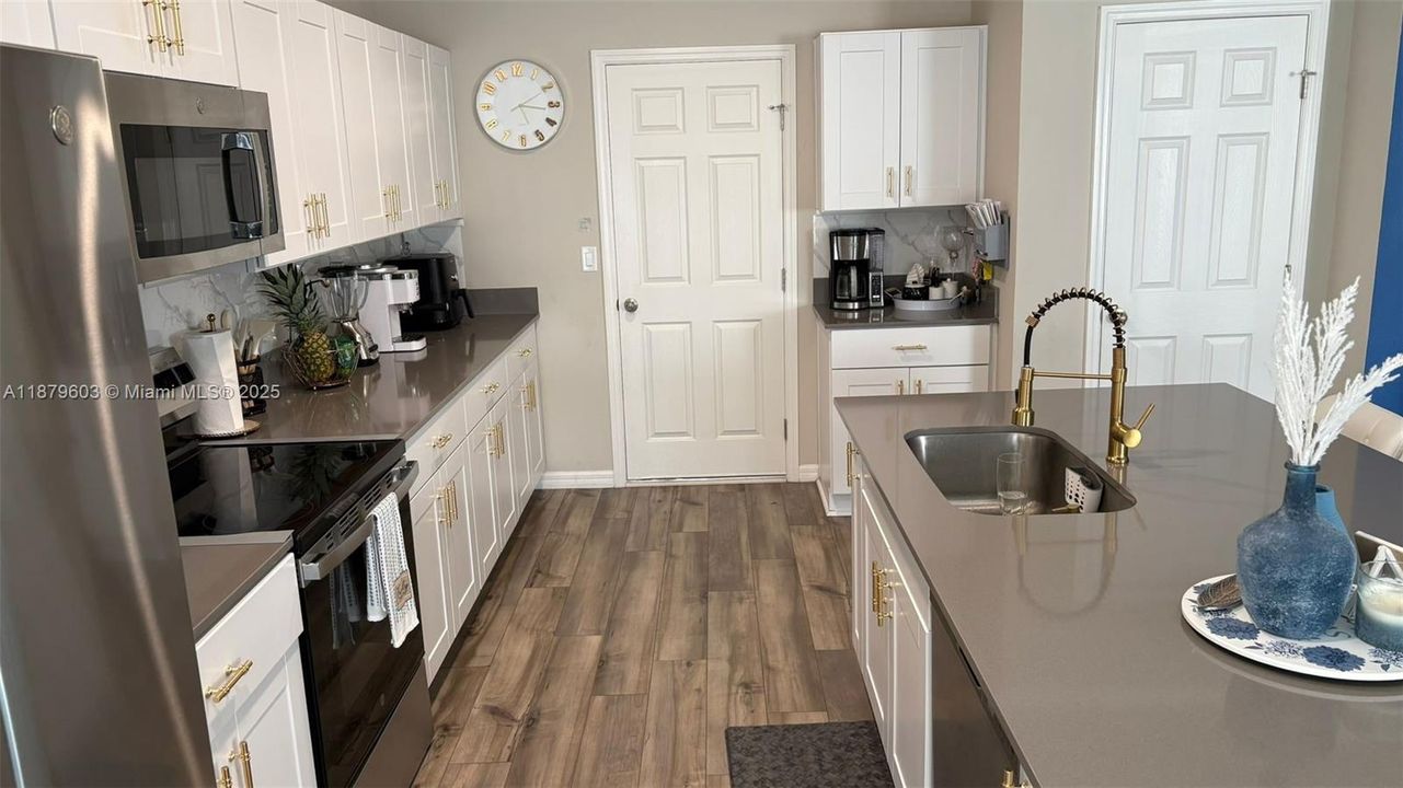 В аренду: $2,450 (4 спален, 2 ванн, 0 Квадратных фут)