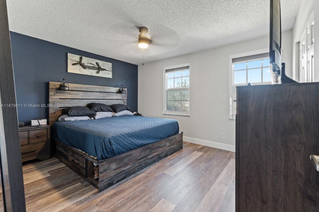 На продажу: $399,999 (2 спален, 2 ванн, 1155 Квадратных фут)