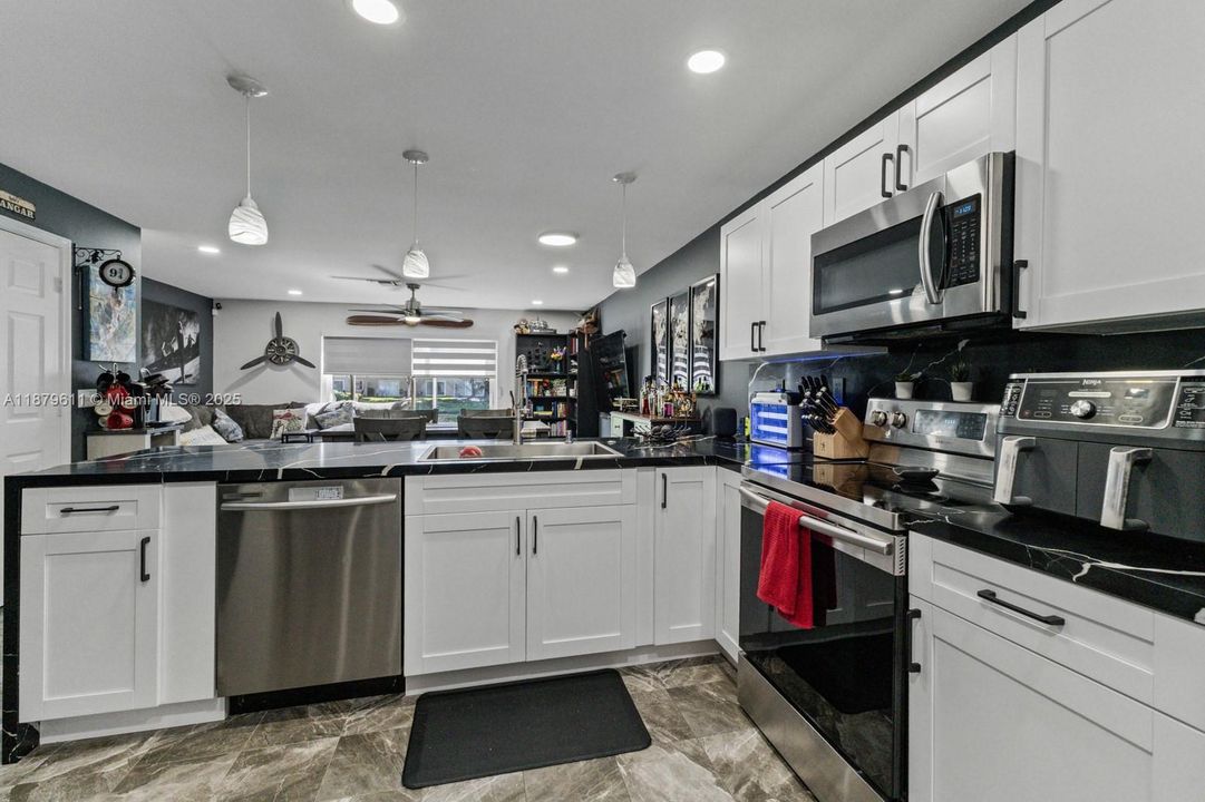 На продажу: $399,999 (2 спален, 2 ванн, 1155 Квадратных фут)