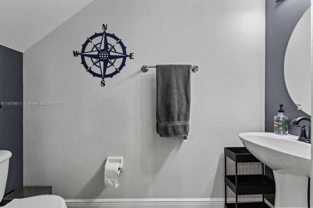 На продажу: $399,999 (2 спален, 2 ванн, 1155 Квадратных фут)